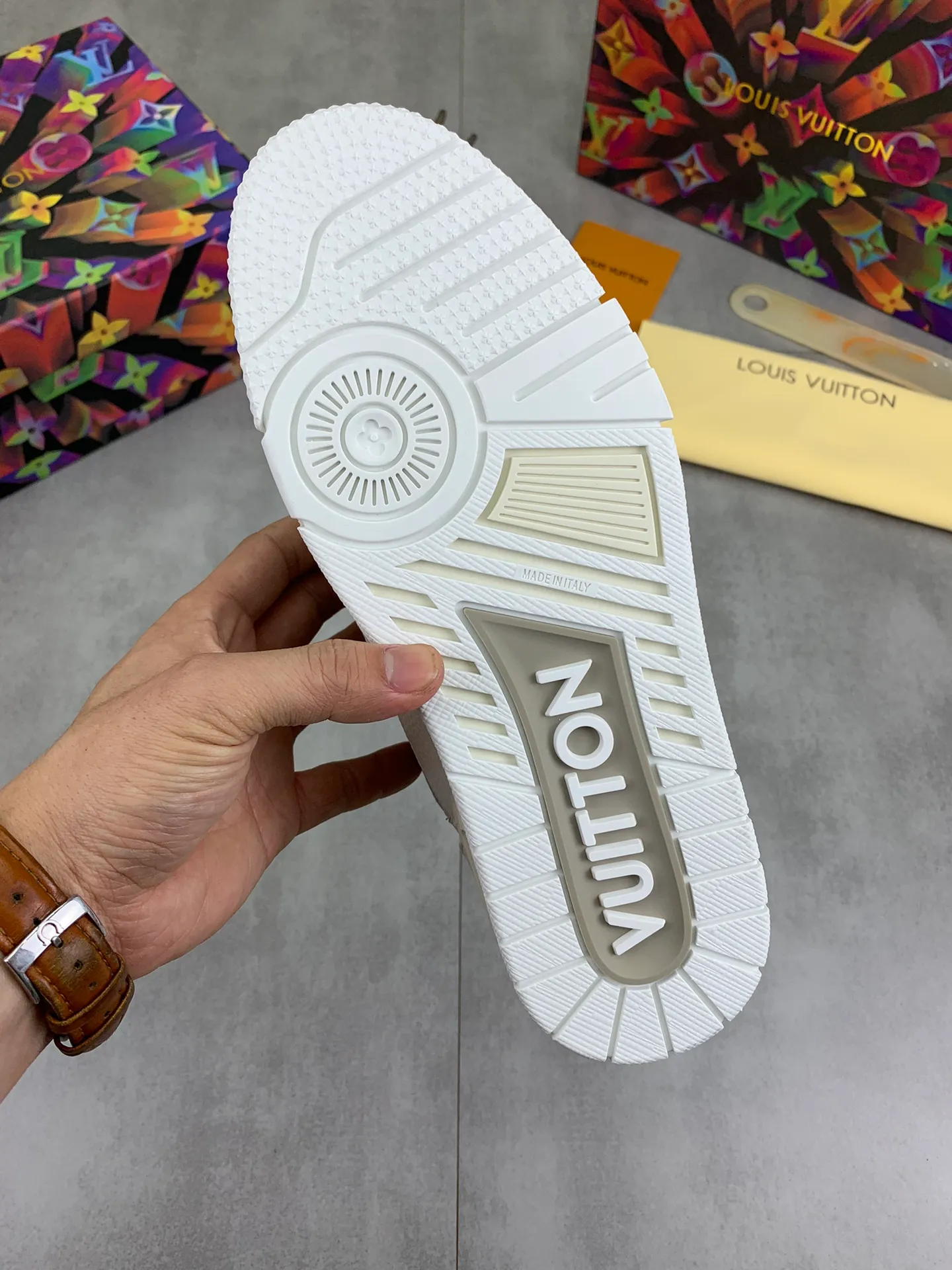 Men's shoes 💰P580 New style 💰💎💎Latest color High version 2025Louis*Vuitto* LV Traine Catwalk TRAINER outsole and fabric private model A shoe that definitely costs a lot of money and effort. This series was designed after the arrival of Vifgil. It is favored by many fans every season. Original TPU outsole Original packaging Men's size: 38-45 (46 can be customized) Color: 3️⃣ colors available (available from stock, super fast delivery)